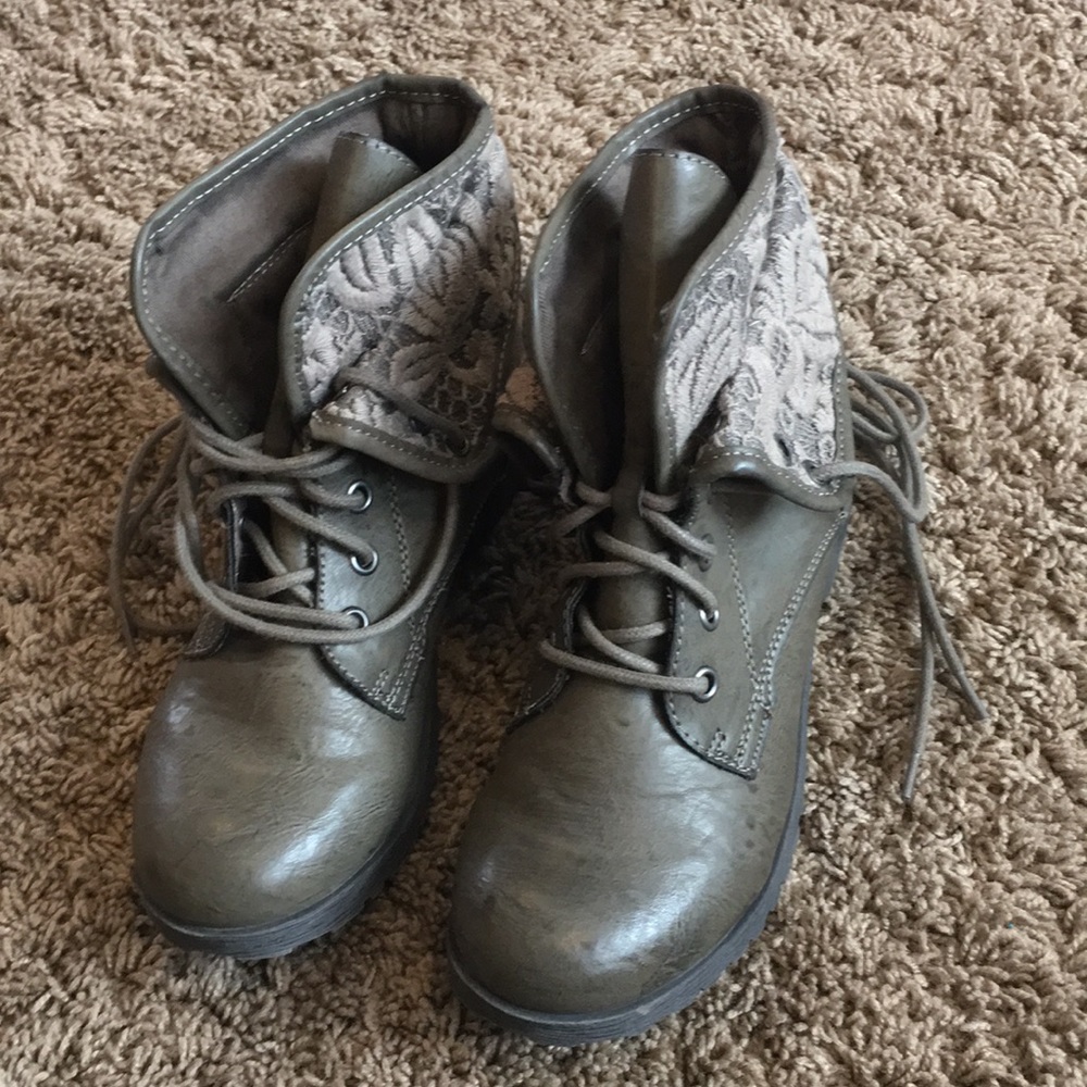 Girls super trendy boots!